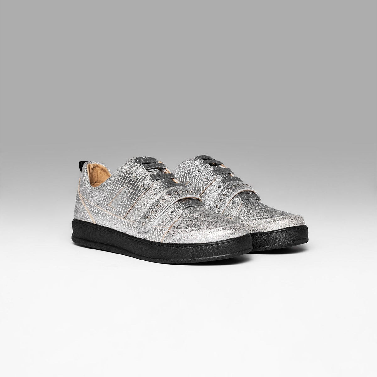 Sneakers Icon Strap Silver Black Metalized Studs